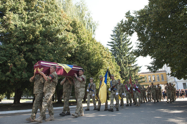 С воином Александром Буйвало, погибшим в 2014 году на Луганщине в результате ракетного обстрела с территории РФ, простились в Сумах 11