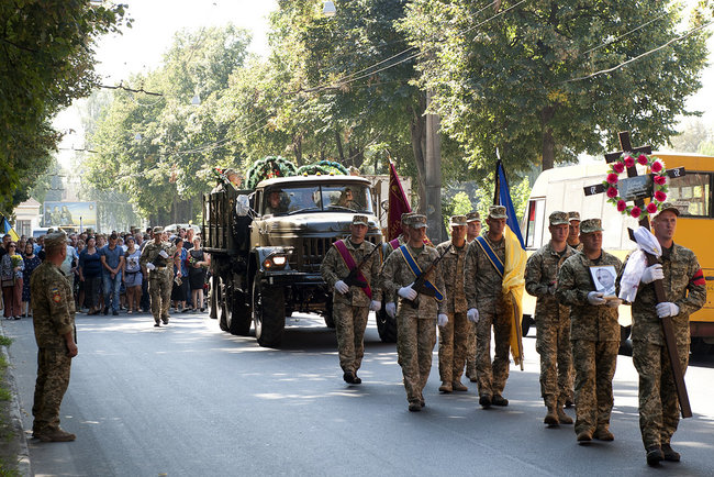 С воином Александром Буйвало, погибшим в 2014 году на Луганщине в результате ракетного обстрела с территории РФ, простились в Сумах 13