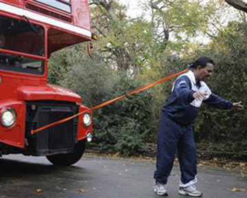 Мужчина установил рекорд, протащив волосами многотонный автобус более 20 метров