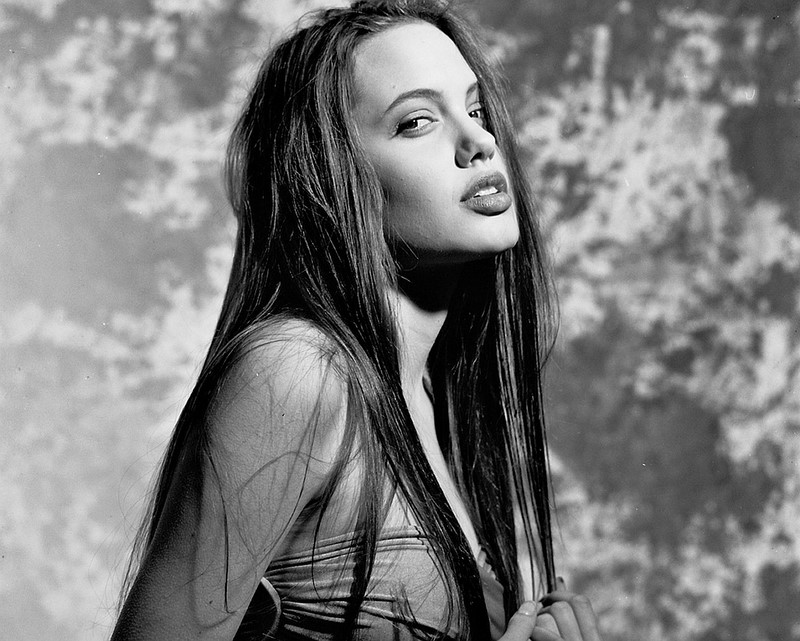 Богиня XXI века: 17 фото, объясняющих, почему миллионы женщин хотят быть как Анджелина Джоли