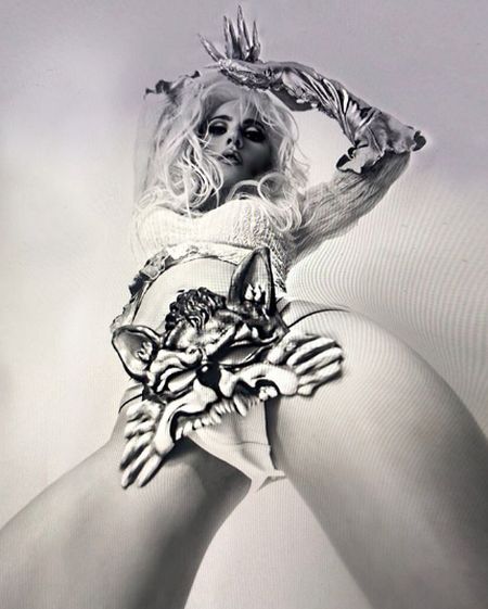 “Деформирована” Lady Gaga показала клюв в жуткой фотосессии