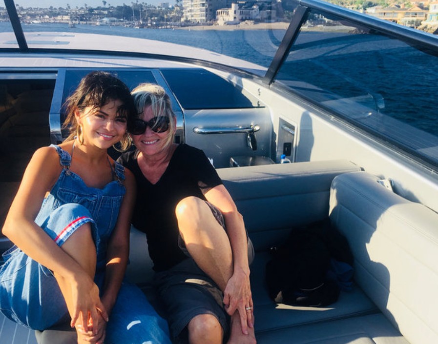 На яхте и в бикини: Гомес порадовала фанатов яркими откровенными снимкам