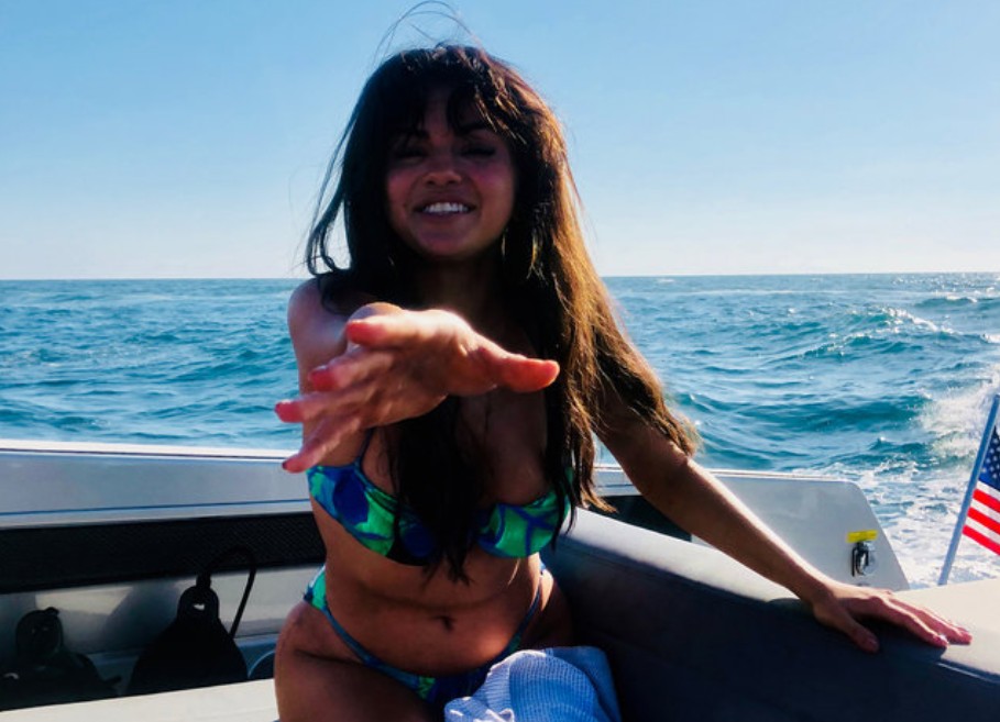 На яхте и в бикини: Гомес порадовала фанатов яркими откровенными снимкам