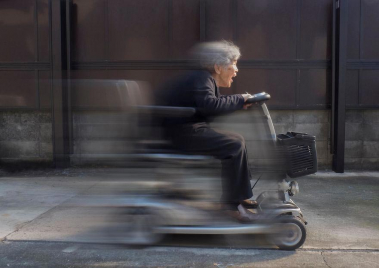 90-летняя бабушка удивляет всех своим мастерством фотографа