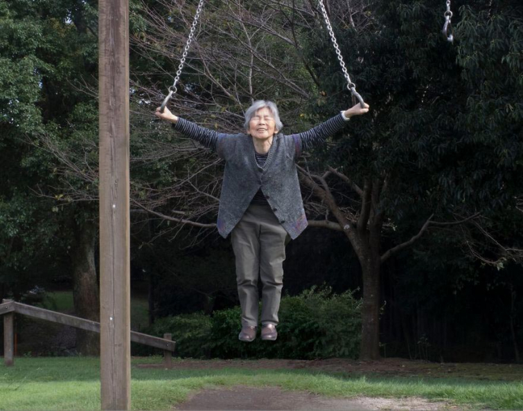 90-летняя бабушка удивляет всех своим мастерством фотографа