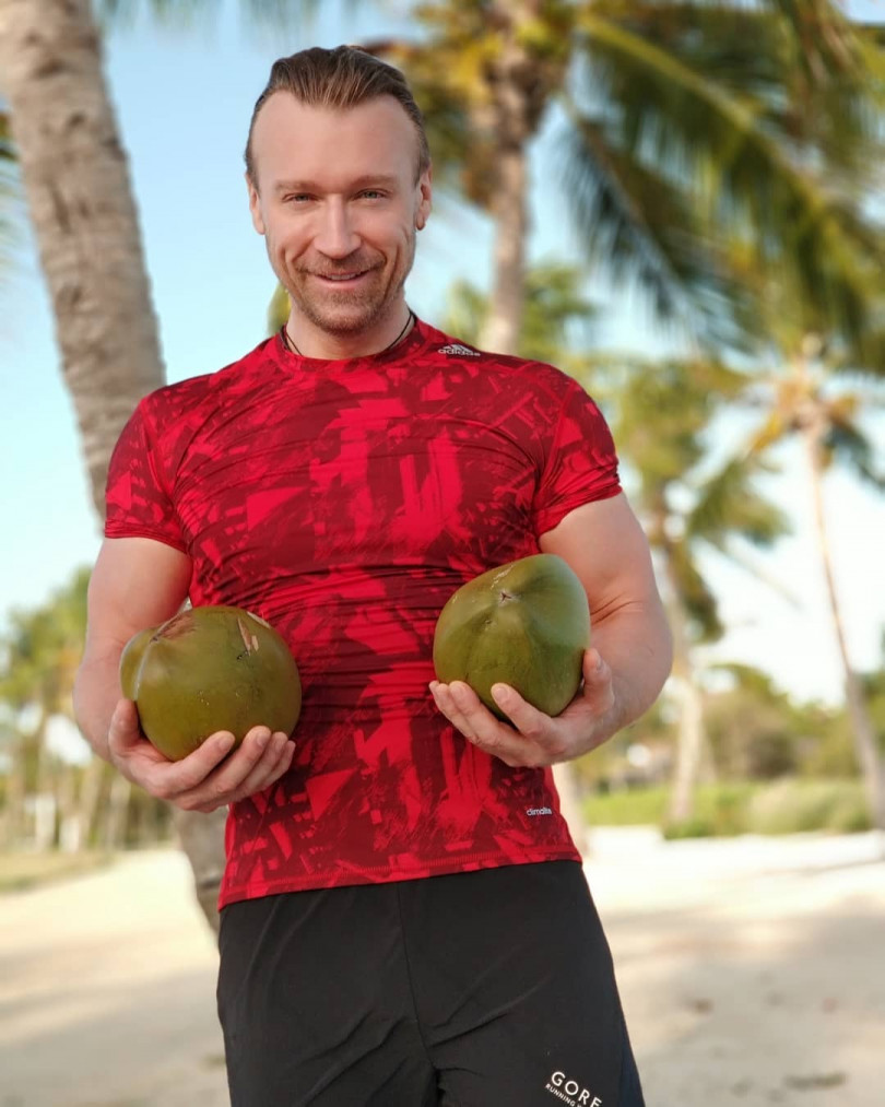 Олег Винник сфотографировался с кокосами