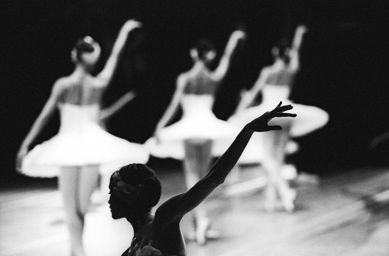 Российский фотограф из Лондона показал, чем занимается балетная труппа Большого театра за кулисами