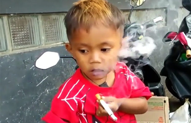 Двухлетний малыш из Индонезии выкуривает 40 сигарет в день. ФОТО