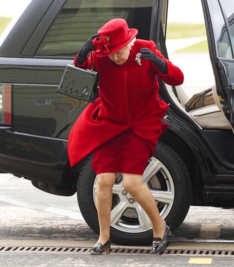 Королева Елизавета II рассекает по волнам и пляшет с поп-королем. ФОТО