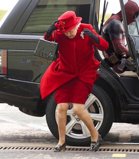 Королева Елизавета II рассекает по волнам и пляшет с поп-королем. ФОТО
