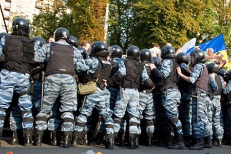 "Беркут" применил газ против оппозиционных митингующих