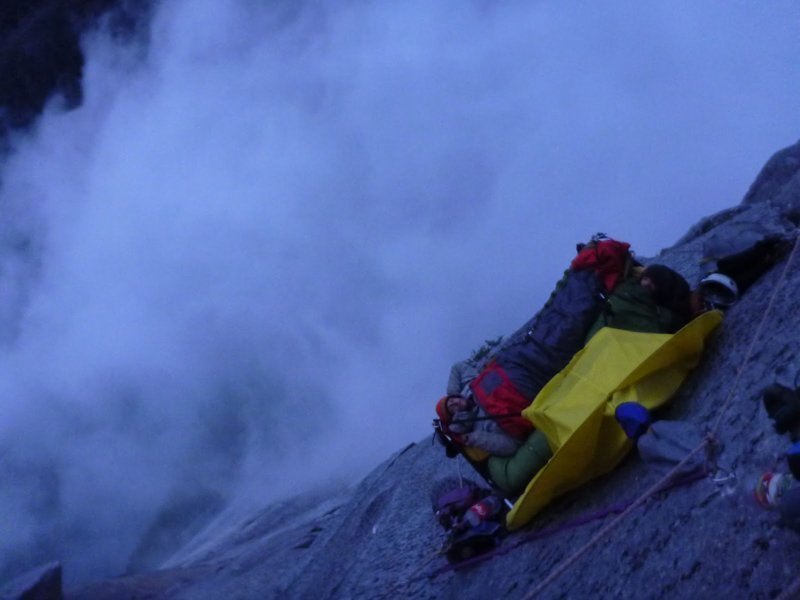 30 фотографий о том, как спят альпинисты
