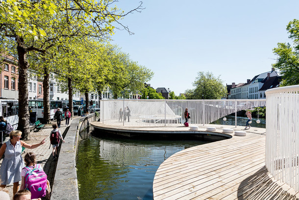 В Бельгии прямо на реке построили полноценную улицу для прогулок и развлечений