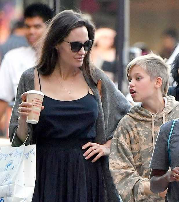Дочь Шейло и Анджелина Джоли