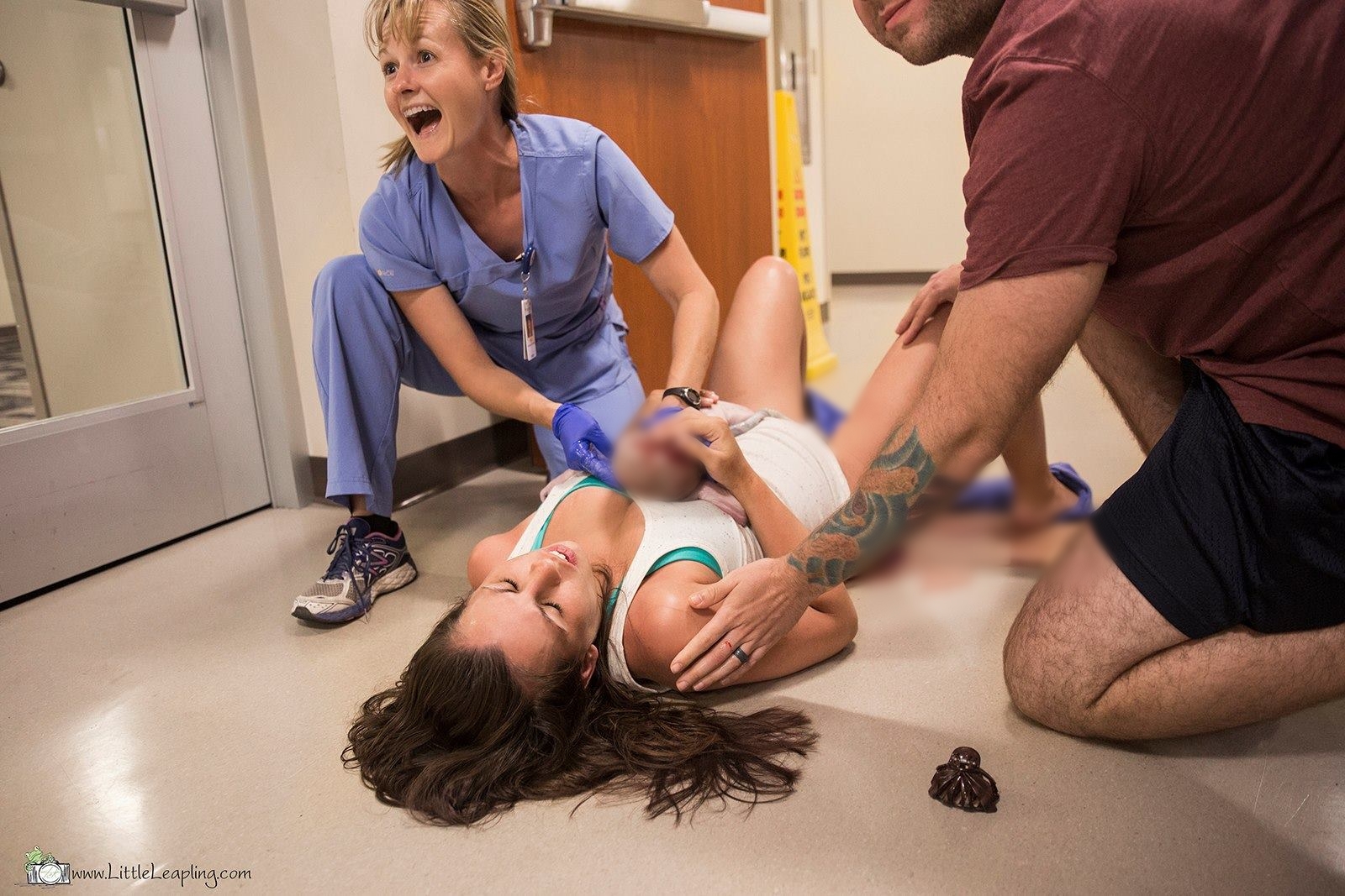 Девушка не успела добежать до палаты и родила на полу в коридоре больницы. ФОТО