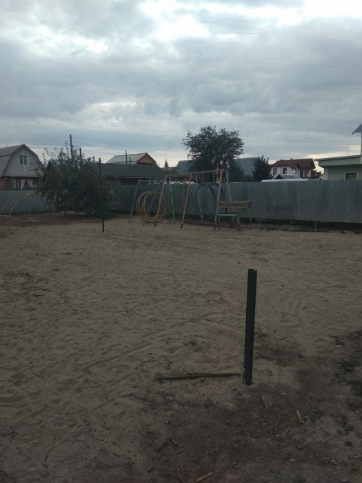 Депутат РФ спилил качели на детской площадке - и поставил на даче!