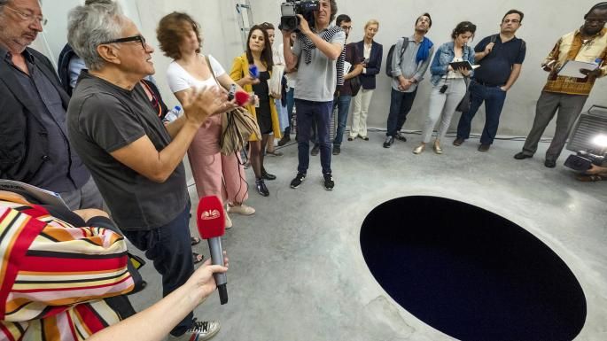 Посетитель музея провалился в инсталляцию в виде черного пятна