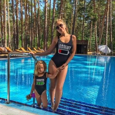 Яна Соломко с дочкой примерили одинаковые купальники