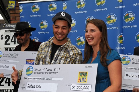 Счастливчик выиграл в лотерею "Тысяча долларов в неделю до конца жизни"