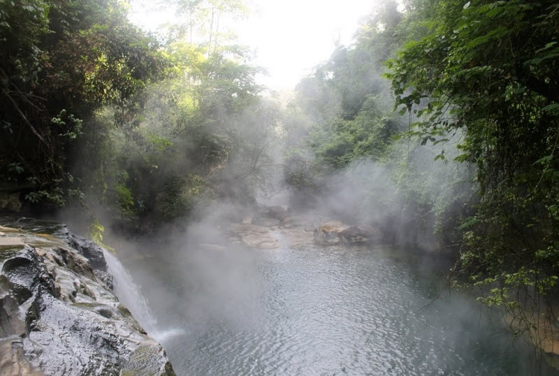 Уникальная кипящая река в джунглях Амазонки. ФОТО