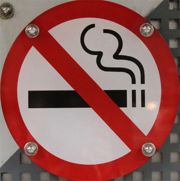 Янукович запретил курить практически везде