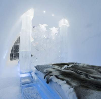 Художники создали необычный отель изо льда. Фото