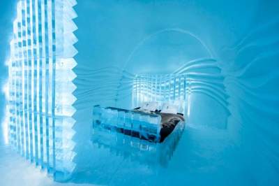 Художники создали необычный отель изо льда. Фото