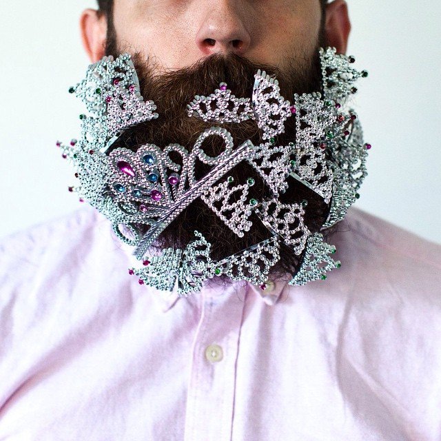 Парень украшает свою бороду всем подряд