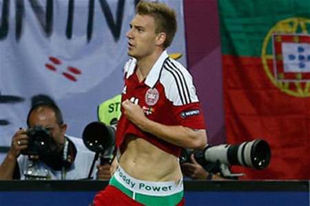 Букмекер выплатит штраф датского футболиста за рекламу на трусах