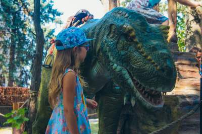 В Киеве появились интерактивные динозавры. Фото
