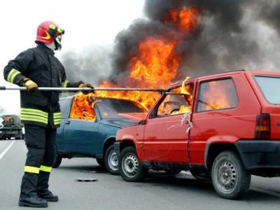 Угадай страну: вспыхнувшее авто тушили пивом