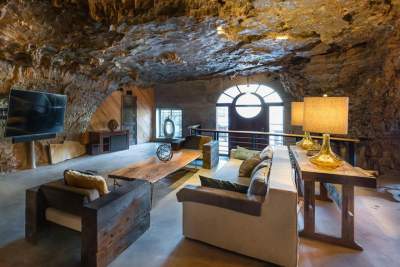 Необычный отель, скрытый в пещере. Фото