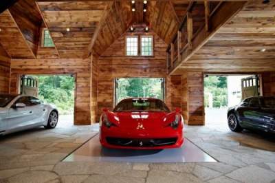 Необычный дом-гараж, который оценил бы каждый мужчина. Фото