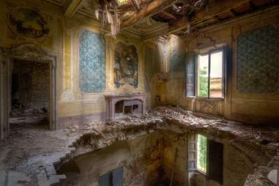 Фотограф показал заброшенные дома в Европе. Фото