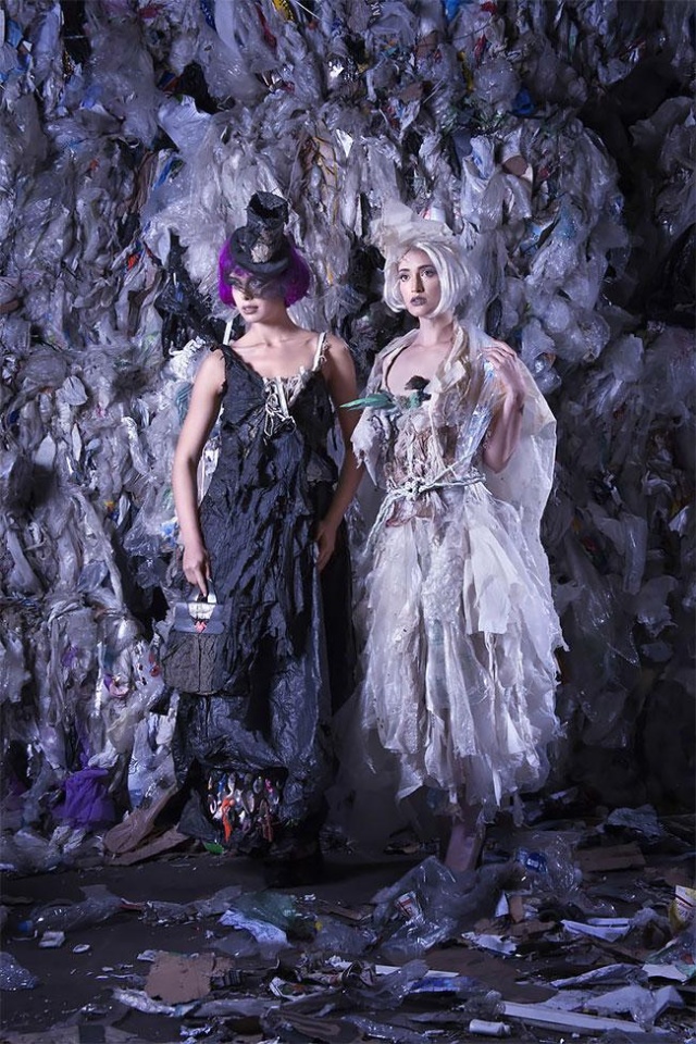 Экстравагантные наряды из мусора, собранного в Тихом океане