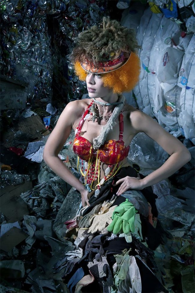 Экстравагантные наряды из мусора, собранного в Тихом океане