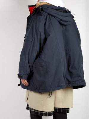 Создана куртка за 7845 долларов, которую оценили бы лишь бездомные
