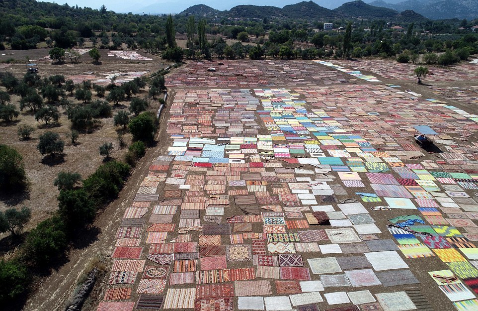 Тысячи ковров ручной работы под палящим солнцем в Турции