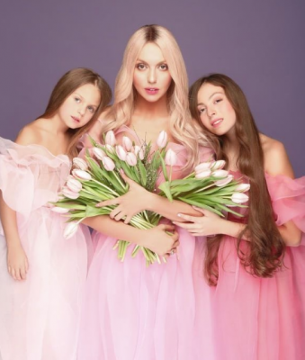 Оля Полякова порадовала нежным снимком с дочерьми