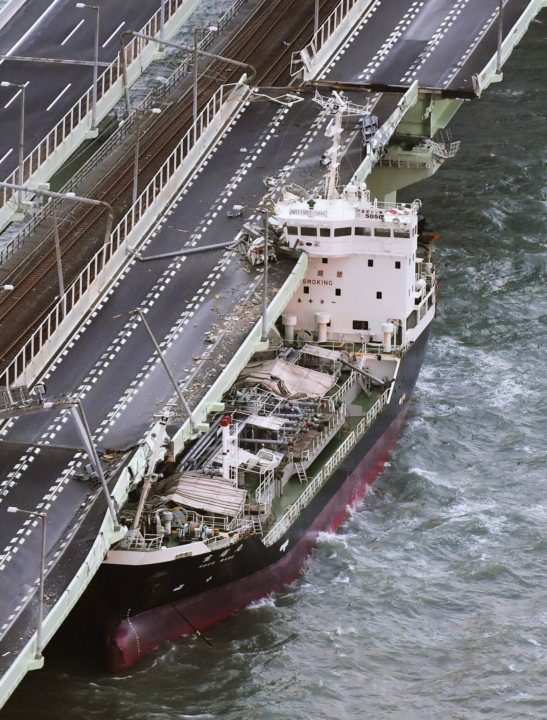 Мощный тайфун тапа. Танкер и авианосец. Корабль Тайфун. Самый мощный Чарон в Японии.