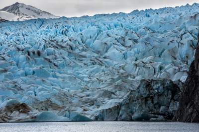 Так выглядит уникальный ледник с голубым льдом. Фото