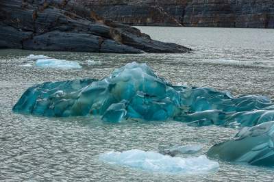 Так выглядит уникальный ледник с голубым льдом. Фото