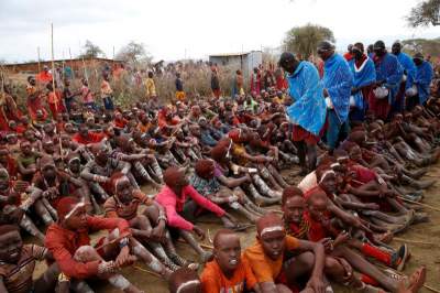 Так проходит обряд посвящения мальчиков племени масаи в мужчины. Фото