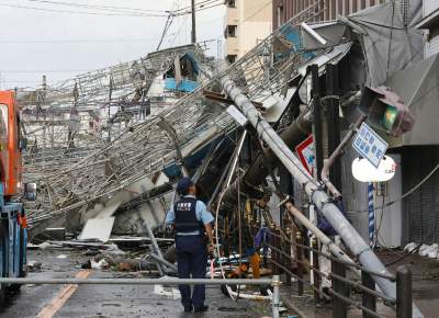 Последствия обрушившегося на Японию тайфуна в пугающих снимках. Фото
