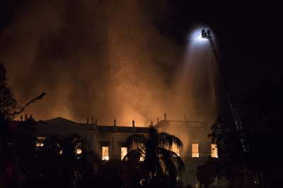 Фотограф показал крупнейший музейный пожар. Фото