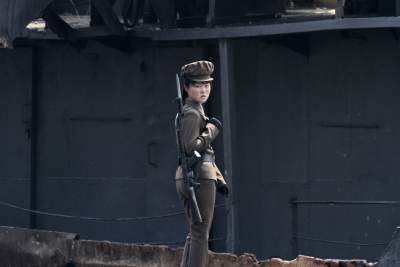 Фотограф показал, как живется людям в пограничных районах КНДР. Фото 