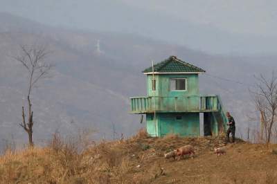 Фотограф показал, как живется людям в пограничных районах КНДР. Фото 