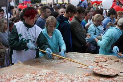 В России устроили давку из-за еды: курьезные кадры