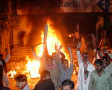 Толпа разъяренных пакистанцев сожгла мужчину