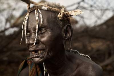 Вымирающие племена в ярком проекте. Фото